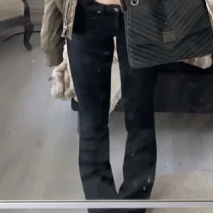 Low waist jeans bootcut  - Säljer dessa jätte fina low waist bootcut jeans i strl 25/30. Dem är köpta från Only och är slutsålda på olika hemsidor. Säljer för 300 kr då dem är i väldigt bra skick o kostar 450 kr original pris. Pris kan eventuellt diskuteras💕🫶