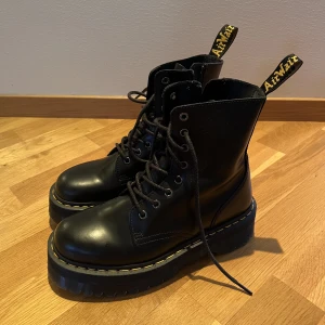 Helt nya Dr. Martens  - Helt nya Dr. Martens skor i modellen Jadon. Aldrig använda. Storlek 40. Nypris 2400kr!