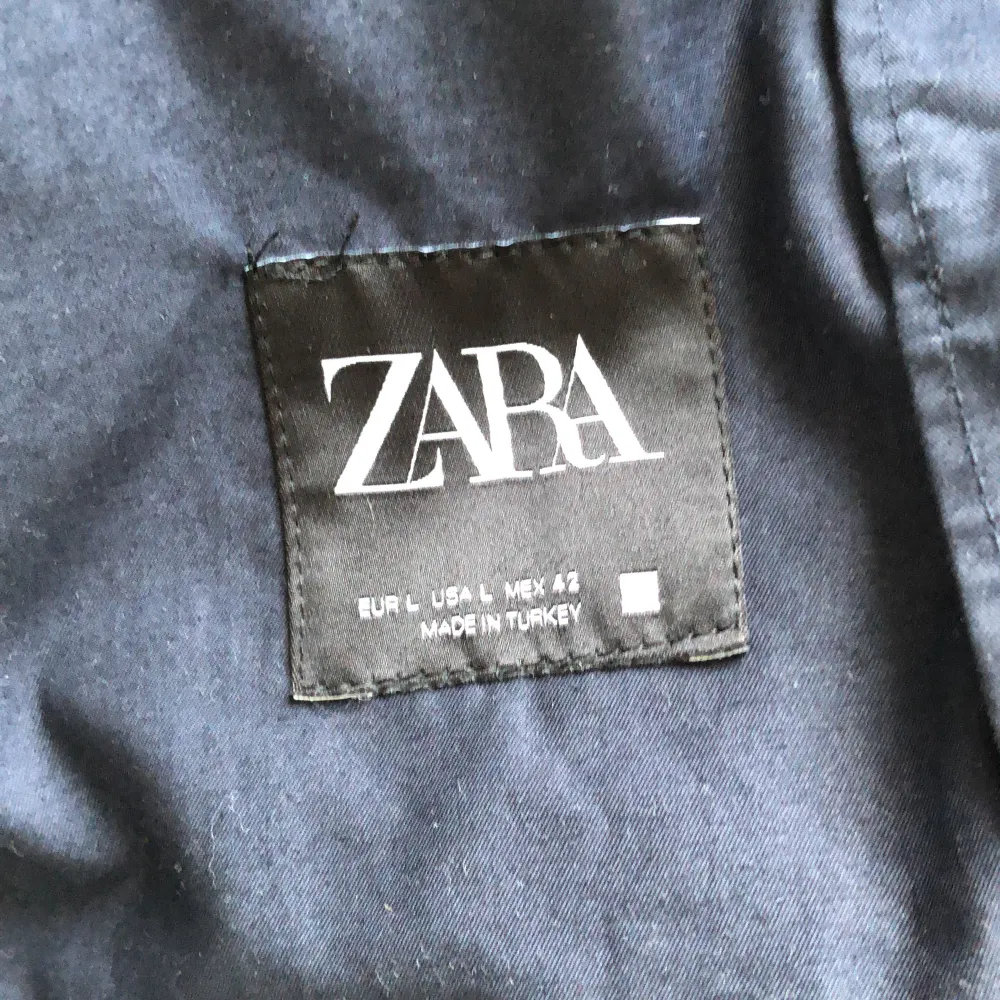 Snygg overshirt från zara i färgen mörkblå. (L). Plagget har använts fåtal gånger och är i bra skick. Pris kan siskuteras🤝. Skjortor.