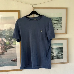 Polo Ralph lauren T-shirt - Hej! Säljer nu min polo raulph lauren T-shirt som jag har växt ur, den är i väldigt bra skick. Om mer frågor eller intresse så fråga i DM.