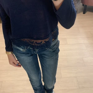 Tröja - Mörkblå tröja med fint mönster längst ner. den är i väldigt bra skick🤗