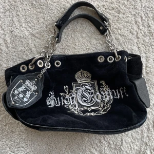 Juicy Couture handväska - Säljer min fina Juicy väska då jag inte använder den. Köpt för 2 år sedan från Depop, använd ett fåtal gånger. Bra skick men lite spår av åldring på lädret på undersidan av väskan.