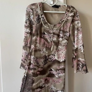 Jättesöt kläning  - Rosa brun kläning, den är såå fiiinnn domen det är för stor för mig :-/// jättefin med jeans under eller bara som den är <333