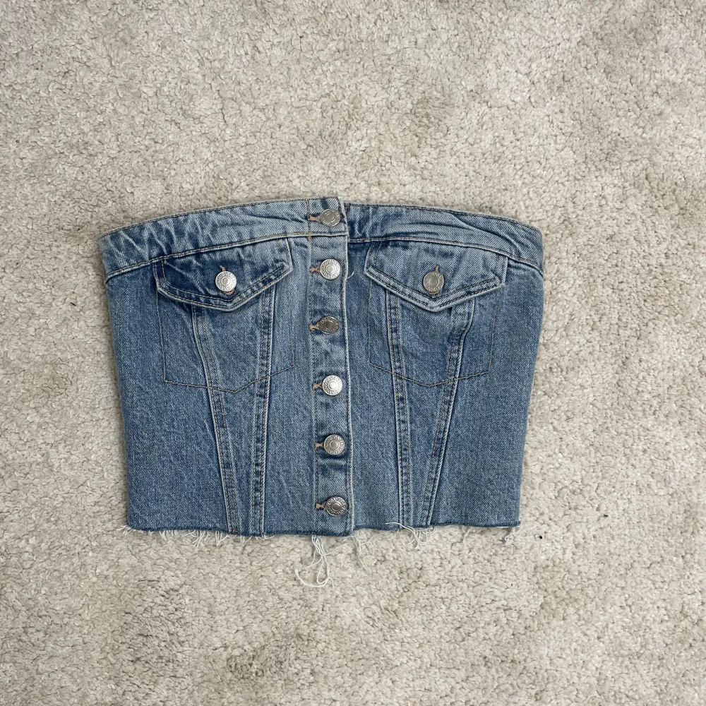 Jeans topp från zara i storlek s. Sparsamt använd💗. Toppar.