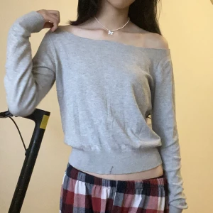 Off shoulder tröja - Har klippt runt halsen själv, skick 7/10 då det finns en fläck nere på tröjan men går nog tvätta bort. Skriv för frågor eller fler bilder 
