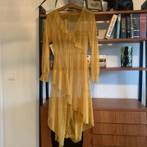 Meshklänning - Säljer en jättefin meshklänning från Bershka då den är lite liten på mig! Den är storlek S, och jag är 174cm och brukar ha s/m!✨ Skriv om du har fler frågor eller vill ha fler bilder!✨