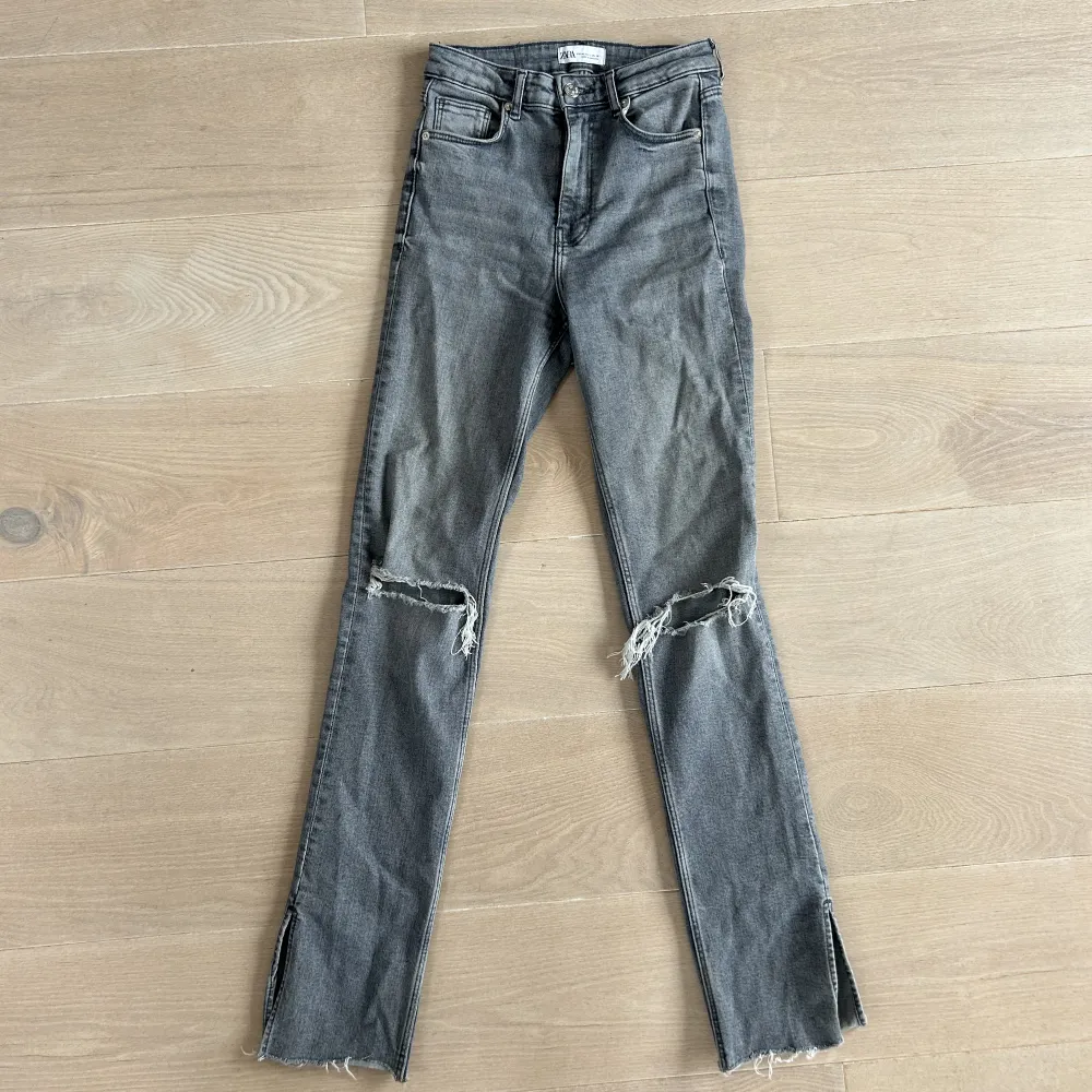 Ljusgrå jeans med slits Storlek 36 Nypris: 399 kr. Jeans & Byxor.