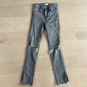 Zara jeans med slits - Ljusgrå jeans med slits Storlek 36 Nypris: 399 kr