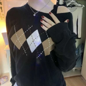 Svart sweater - Svart tröja med beige/vita rutmönster. Storlek L men passar som M. Passformen är fin och baggy, perfekt mysig tröja nu inför hösten!♡ 