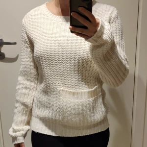 Vit tjock stickad tröja - Jag har normalt storlek s. Tröjan är rätt varm. Lite noppor på sidan som går att ta bort. Pris går att diskutera