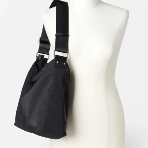 Snygg handväska  - Snygg handväska man får plats ganska mkt. Stängning med dragkedja samt mindre fack med dragkedja på insidan gör att den känns säker! Säljer pga aldrig använd. Slutsåld på Åhléns! 