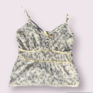 Supergulligt linne  - Gullig topp i bruna och biege nyanser i blomstermönster med spets. Bara använd fåtal gånger. Inga defekter. 