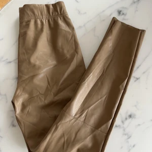 Skinnbyxa - Beige Skinnbyxa, aldrig använda stl.38