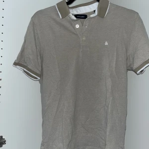 Piké  - Snygg beige piké från jack&jones, storlek M