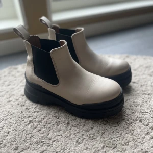 Boots  - Boots i väldigt fint skick . Knappt använda. Beige/ vita i färgen .  Strl 36 men kan även passa dig som har 37 