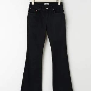 Svarta jeans ifrån Gina tricot. Säljer dem för dem Kommer inte till användning nå mer. Storlek 36, bra skick.💕💕