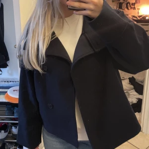 Marinblå kappa - Marinblå kappa från ginatricot. Perfekt nu till hösten! Endast använd 2-3 gånger så den är som ny😍Jag kan mötas upp i Sthlm  