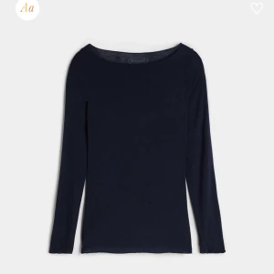 intimissimi tröja - Säljer min marinblåa tröja från intimissimi. Strl S, säljer för 200kr. Köpt för 450🫶🏻skriv för fler bilder, så löser jag det!