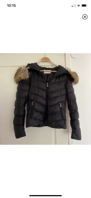 Jacka med pälskrage  - Svart dunjacka med avtagbar pälskrage, tror det är äkta päls. Från Chica London storlek M passar S. 