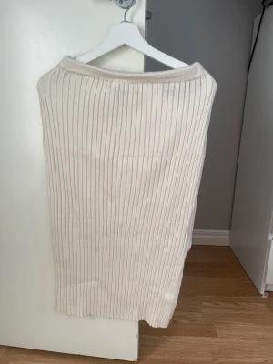 Stickad kjol - Med en liten slits på ena benet