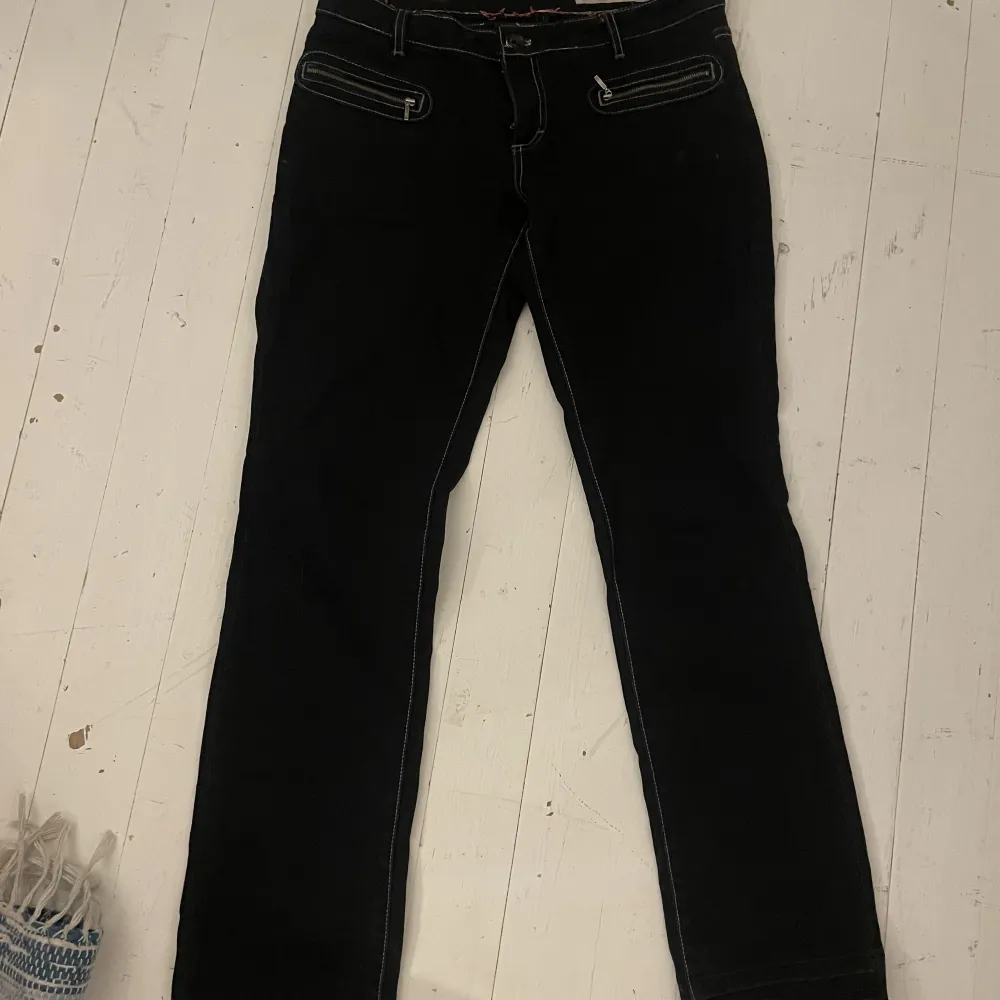 Ett par skit snygga dkny jeans som jag köpte här på plick för ett tag sen men var tyvärr lite för små så det har aldrig används!!:( pris kan diskuteras . Jeans & Byxor.