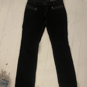 dkny jeans - Ett par skit snygga dkny jeans som jag köpte här på plick för ett tag sen men var tyvärr lite för små så det har aldrig används!!:( pris kan diskuteras 