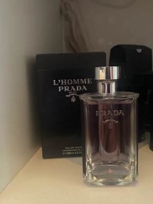 Prada lhomme  - Säljer denna parfym. Köpt för några månader sen bara. Cirka 96-98ml  kvar. Passar perfekt för den som vill lukta lite mer proffsigt inför skola/job. ( har förvarats i mörker)