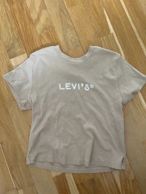 Levis t-shirt - Använd 1 gång   Utförsäljning på hela min garderob 
