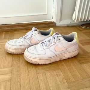 Nike Air Force 1 - Säljer dessa då de inte kommer till användning, super fina. Saknar sulor inuti men går lätt att köpa billigt. Hör av dig om eventuella frågor! 🩷