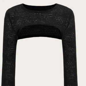 Svart topp - Lånad bild. Svart topp att addera till outfiten. 50kr + frakt❤️