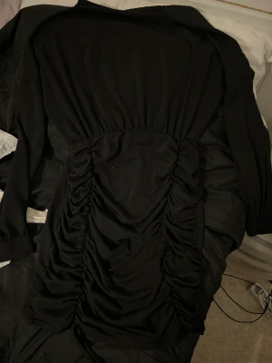 Svart klänning - Svart klänning som är ruched. Tror den är från nelly. Aldrig använt. Jätteskönt material och stretchig. 150kr + frakt❤️