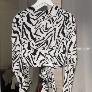 Svartvit blus - Jättefin blus från shein med lite öppen rygg! 