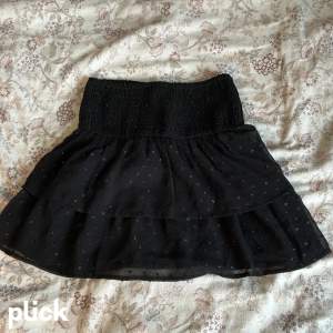 Säljer nu denna supersöta kjol ifrån Gina Tricot💗 säljer pga att den inte kommer till användning 💕💕 kjolen är köpt i 158/164 men sitter som en xs/s