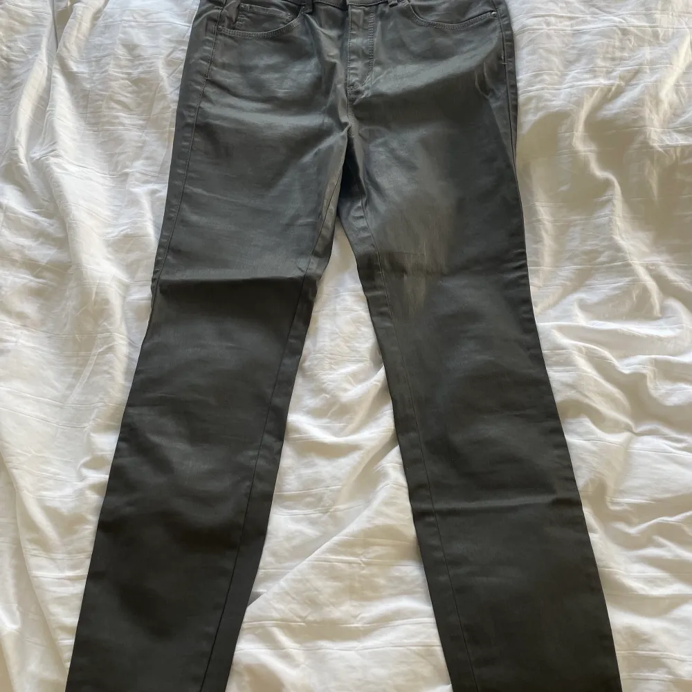 Gråa jeans från massimo duttii EU 40, liten i storleken. De är i bra skick. Bra längd på mig som är 168. Straight/slim fit. Nypris: 999kr Passar även XS och S. De är otroligt sköna och stretchiga. Jeans & Byxor.