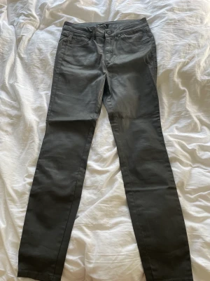 MASSIMO DUTTI GRÅA LACK JEANS I STORLEK 40 - Gråa jeans från massimo duttii EU 40, liten i storleken. De är i bra skick. Bra längd på mig som är 168. Straight/slim fit. Nypris: 999kr Passar även XS och S. De är otroligt sköna och stretchiga