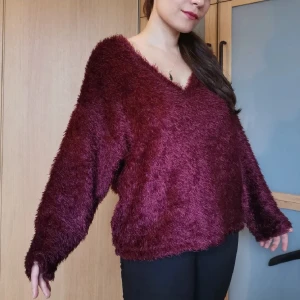 V-ringad vinröd fluffig tröja - Jättefin vinröd V-ringad tröja av Pull&Bear❤️ passar perfekt till Julen! 