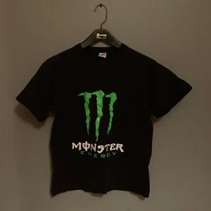 Monster t-shirt - Asfet monster t-shirt från fruit of the loom. Den har ett pyttelitet hål längst ner på ryggen men inget som man märker alls. Annat har det inga defekter,skriv om du har funderingar eller för fler bilder!
