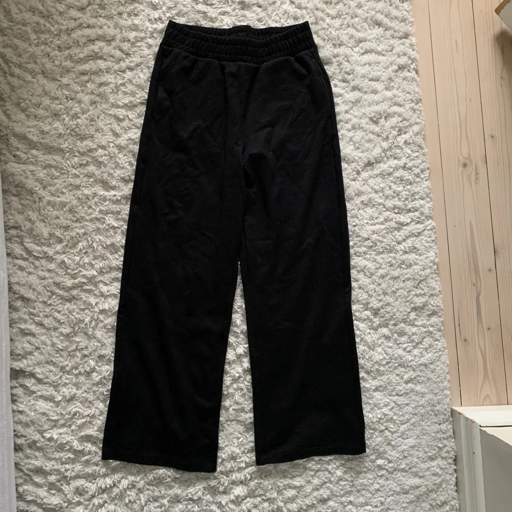 Svarta byxor från Lindex i storlek 152, använda fåtal gånger så nästan nyskick🌟 Skönt material. Jeans & Byxor.
