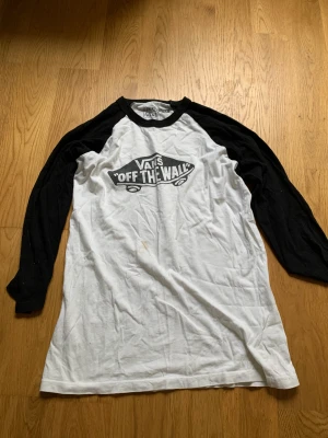 Vans longsleeve - Säljer en cool Vans longsleeve, den är väl använd men har liv kvar i sig. Den har en liten fläck på magen men ingenting som märks när man har den på sig. Barntröja men sitter som XSHojta om ni har några frågor, priset är alltid diskuterbart!