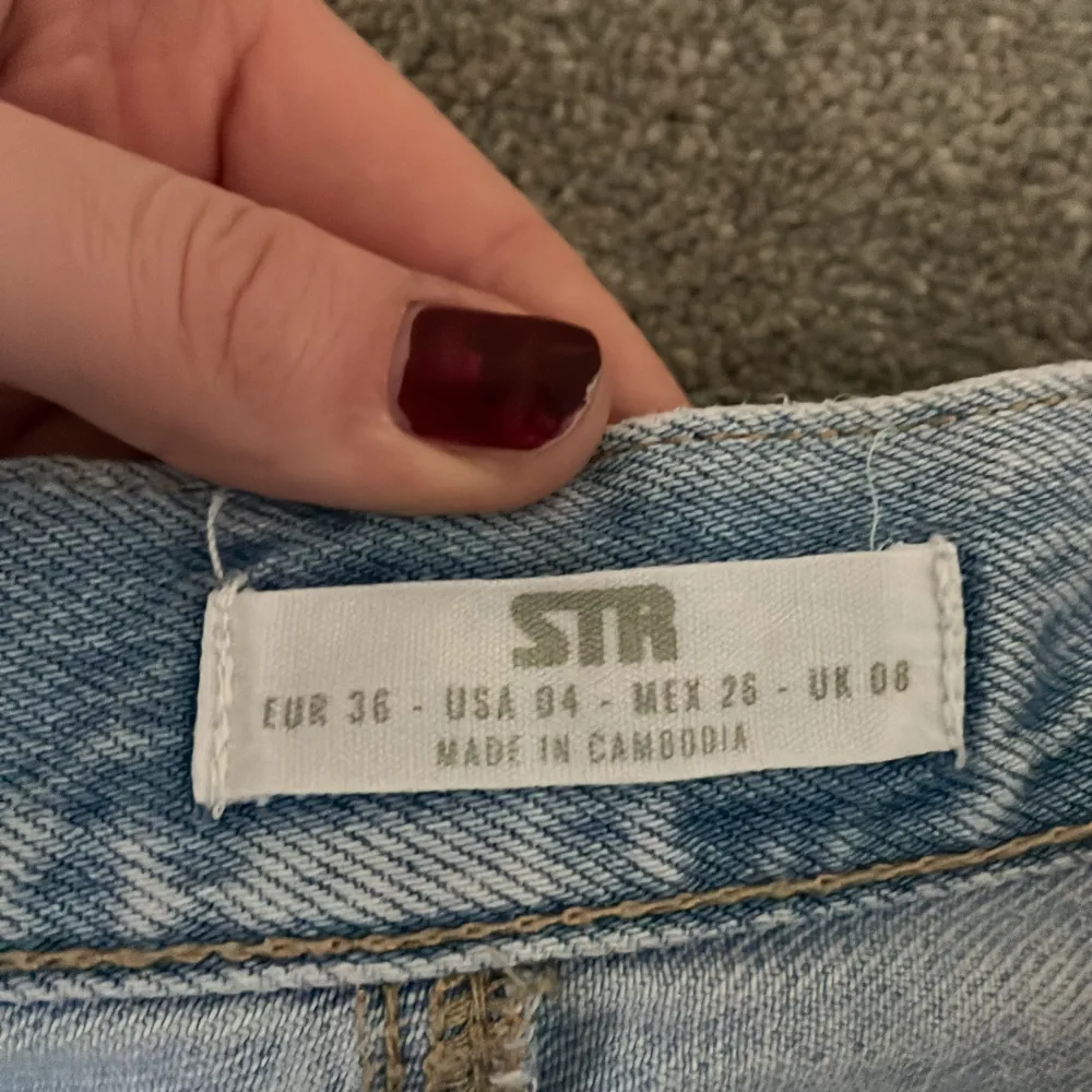 Jeansen är nyköpta och är low/mid waisted och i storlek 36. Skriv för fler bilder och för mått💞. Jeans & Byxor.