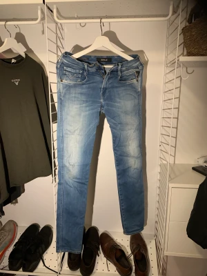 Replay Anbass Jeans Size 29 - Begagnade  Hål vid baken (bild 2)