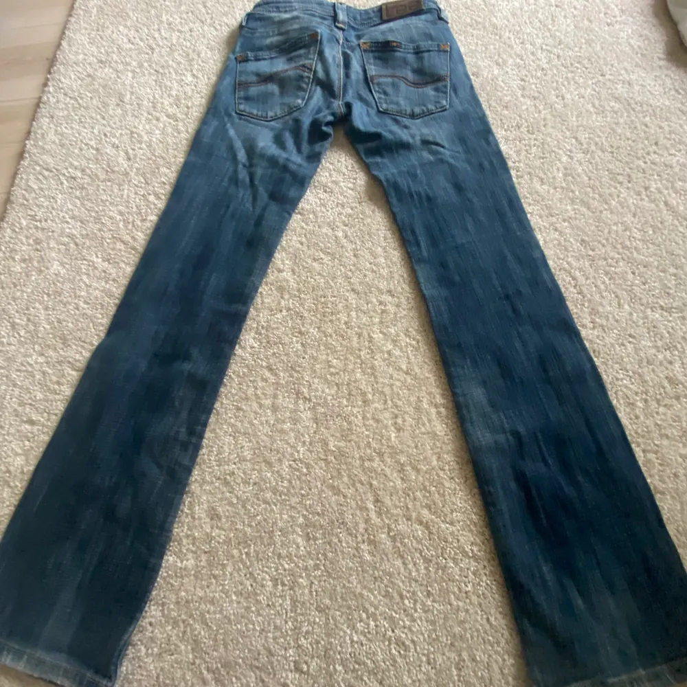 Snygga lågmidjade Lee jeans. Skriv för fler bilder. Jeans & Byxor.