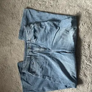Blåa utsvängda jeans, fint skick och knappt använda!❤️