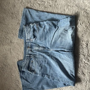Blåa jeans  - Blåa utsvängda jeans, fint skick och knappt använda!❤️
