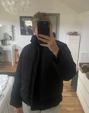 Vinterjacka - Vinterjacka från Monki i storlek XS. Jätte bra skick. Skriv för fler frågor/bilder.💕