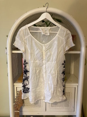Vit Odd Molly blus - Fin vit Odd Molly blus med broderi i sidan i storlek 2