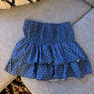 Volangkjol - En superfin volangkjol från Meet Me There. Det är shorts inuti kjolen.