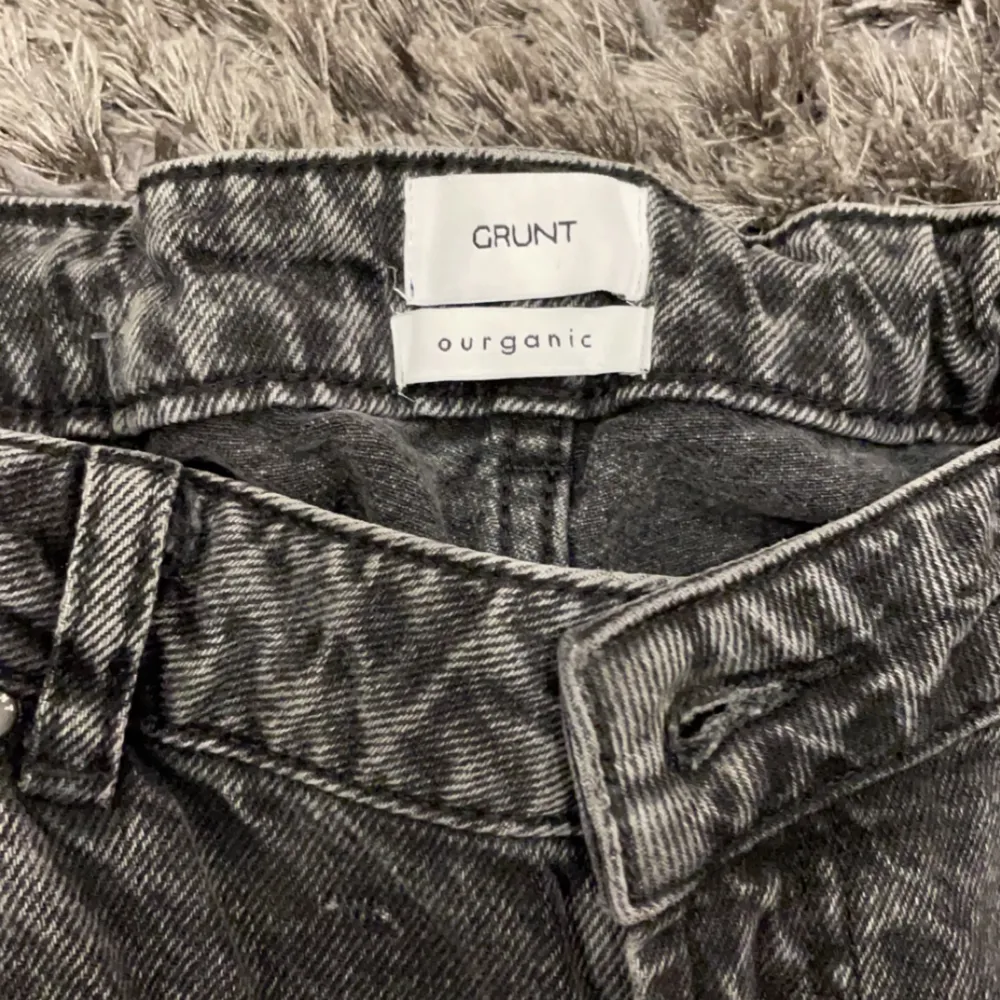 Tjena! Jag säljer ett par mörk gråa jeans från Grunt organic Skick: 9/10 Färg: mörk grå Storlek: 28/30. Jeans & Byxor.