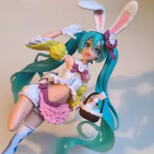 Miku Easter Season 2 Figurine. Runt 23cm, från japan. Man kan ta av båda tofsarna, huvudet och korgen från henne. Kommer med en platta att stå på^^. Inte den fulla riktiga versionen men ändå mer än 3 gånger dyrare ny.
