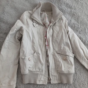 Beige jacka - Beige kort jacka från märket Fishbone. Köpt på Vinted :)